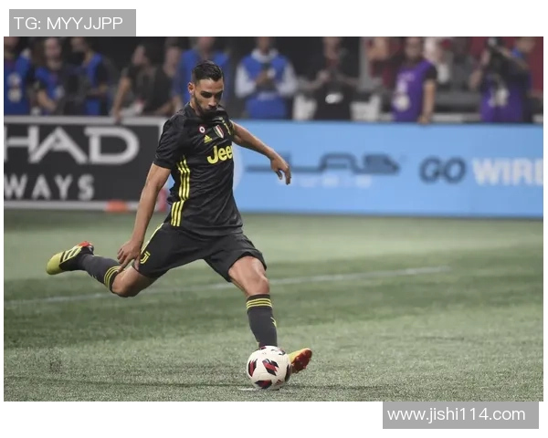 足球明星热身服的时尚魅力与设计风格解析图片展示 足球明星热身服的时尚魅力与设计风格解析图片展示